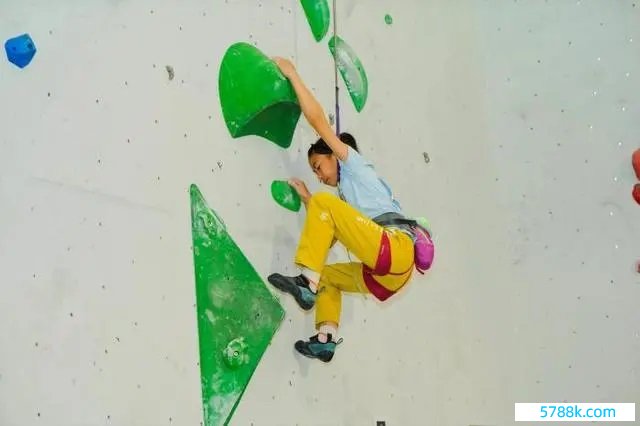 2024年4月16日，寰宇青少年攀岩公开赛山河站举行，选手在比赛中。中国登山协会供图