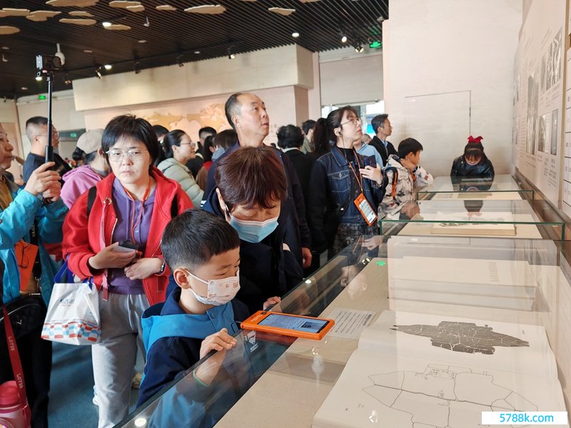 搭客在中国笔墨博物馆参不雅。中共安阳市委宣传部供图